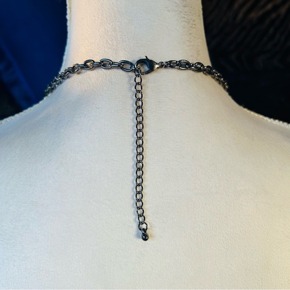 Handcrafted chrome chain peacock blue pearl necklace - Picture 4 of 7
